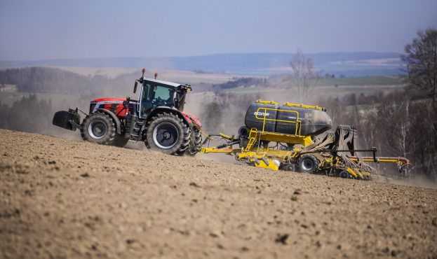 Ви зараз переглядаєте Як показує себе зернова сівалка OMEGA від BEDNAR на полях