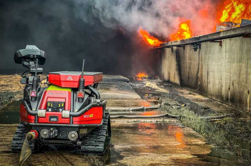 Ви зараз переглядаєте Після удару рф кілька днів гасять пожежу на олійному терміналі в порту Південний