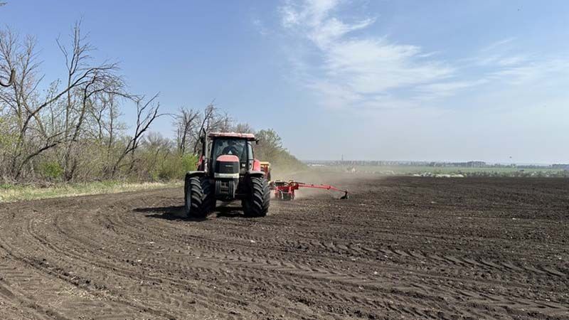 Ви зараз переглядаєте Обстріли та нерозірвані боєприпаси на полях — на Донеччині продовжується посівна-2024
