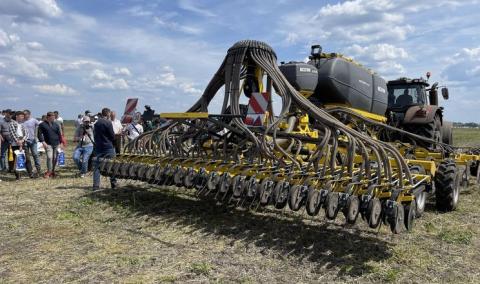 Ви зараз переглядаєте На Дні поля AGRO Challenge представили сівалку для смугового посіву MATADOR MO 6000