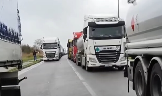 Ви зараз переглядаєте Польські протестувальники продовжили блокаду руху вантажівок на ПП «Рава-Руська»