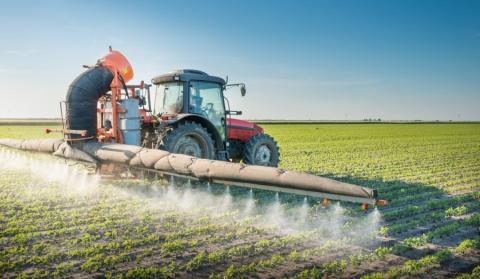 Ви зараз переглядаєте Уряд змінив порядок отримання посвідчень на право роботи з пестицидами