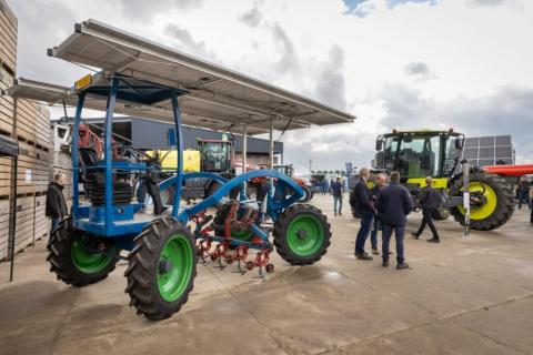 Ви зараз переглядаєте Голландський трактор E-Horse працює на сонячній енергії