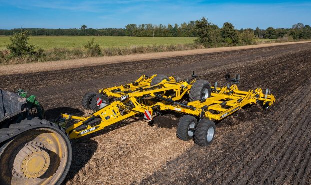 Ви зараз переглядаєте BEDNAR демонструє новий стерньовий культиватор FENIX PROFI на полях України