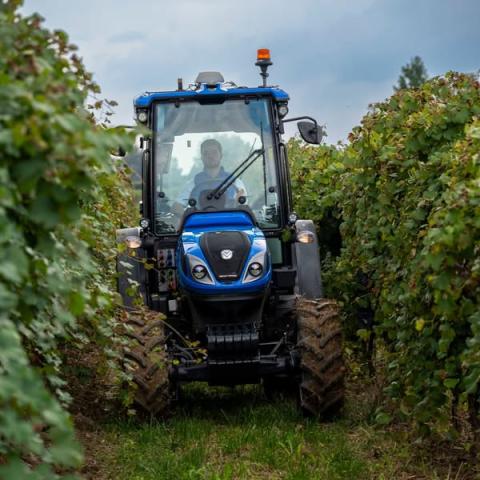 Детальніше про статтю Садові трактори New Holland отримали інноваційну систему позиціонування