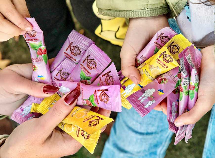 Ви зараз переглядаєте На Черкащині підприємство фасує крем-мед у стіки