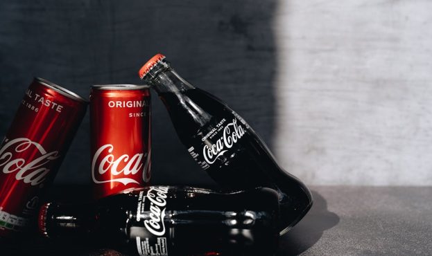 Ви зараз переглядаєте Coca-Cola відкликала партію напоїв через небезпечну речовину в пляшках