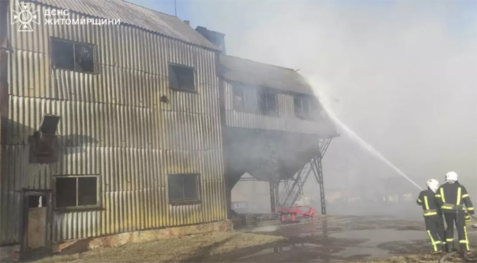 Ви зараз переглядаєте На Житомирщині через займання трави згорів склад сільгосптехніки