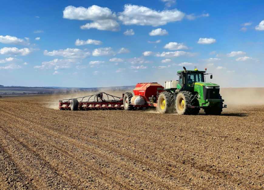 Ви зараз переглядаєте Посівна-2025: аграрії Рівненщині почали сіяти гречку