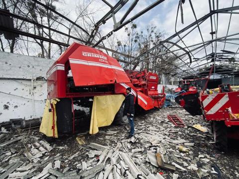 Ви зараз переглядаєте Мінагрополітики продовжує серію публікацій #Незламні аграрії. Історія дев’ята – «Відновлення на руїнах Гостомеля»