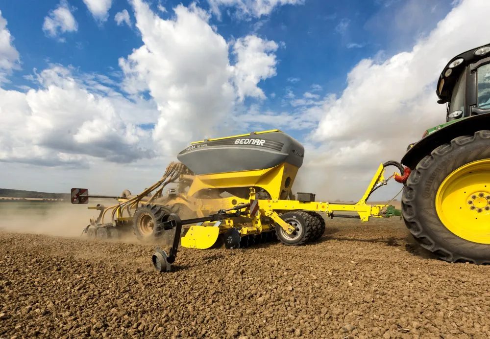 Перша в Україні: BEDNAR поставила нову сівалку OMEGA OO 3000 L2