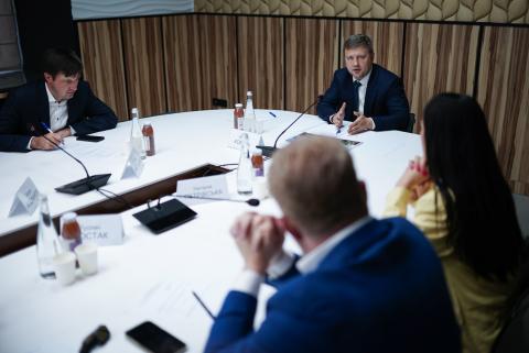 Ви зараз переглядаєте Віталій Коваль обговорив з представниками продовольчого рітейлу розбудову системи овочесховищ