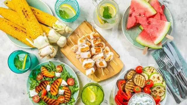 Ви зараз переглядаєте Що не можна їсти в спеку: перелік продуктів та напоїв