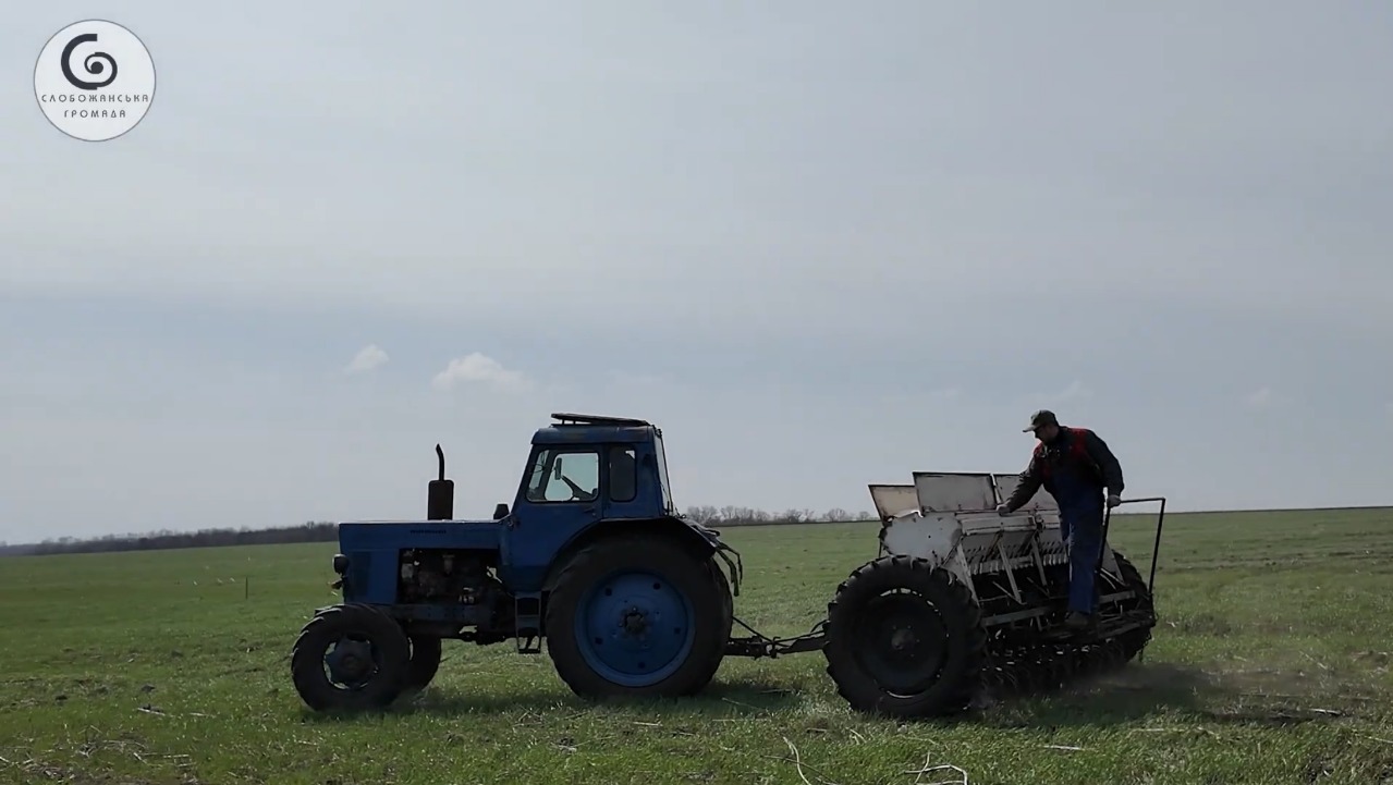 На Дніпропетровщині сімейне господарство вирощує пшеницю і соняшник та допомагає ЗСУ1