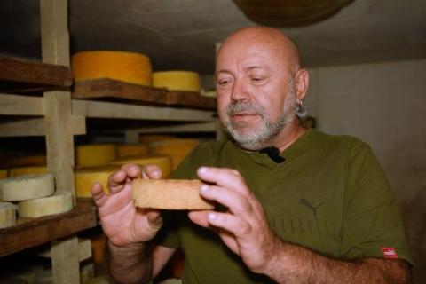 Ви зараз переглядаєте Ветеран ЗСУ відкрив крафтову сироварню біля Одеси та популяризує український сир