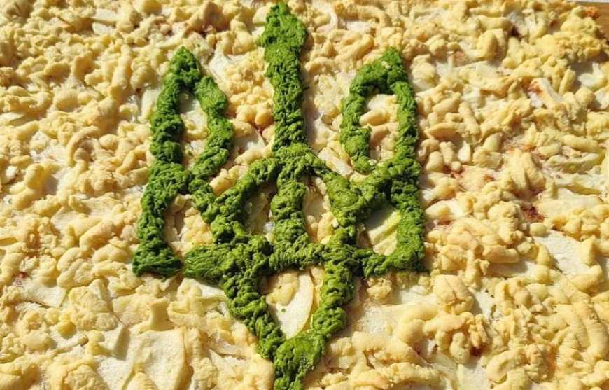 Ви зараз переглядаєте Найбільший в Україні яблучний пляцок створили на Львівщині