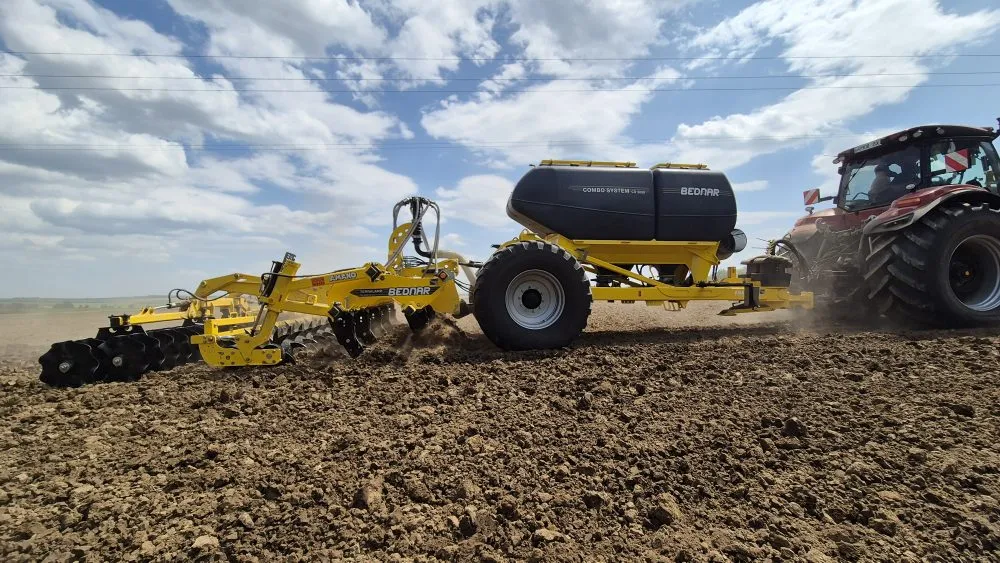 ГК Енселко розпочинає роботу з новими глибокорозпушувачами у поєднанні з бункерами BEDNAR2