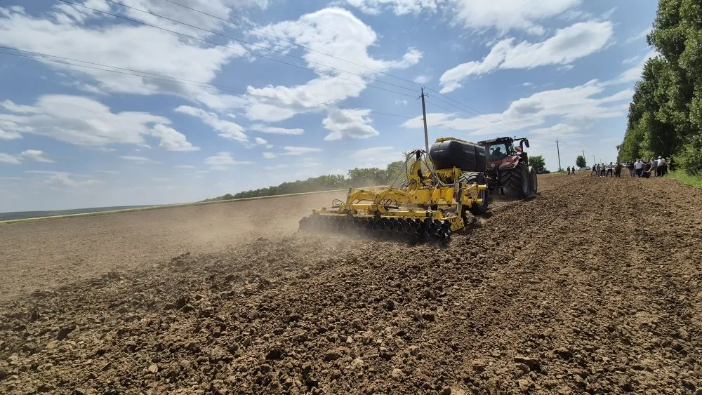 ГК Енселко розпочинає роботу з новими глибокорозпушувачами у поєднанні з бункерами BEDNAR1