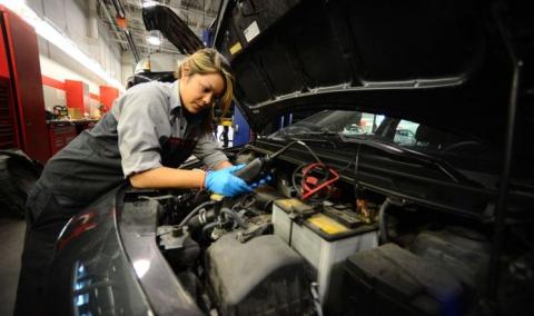 Ви зараз переглядаєте У Києві відкривають безоплатний курс для автомеханікинь-електрикинь