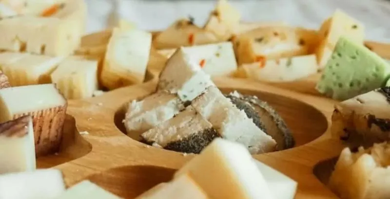 Ви зараз переглядаєте На Волині подружжя започаткувало власну сироварню та виготовляє понад 20 видів сирів