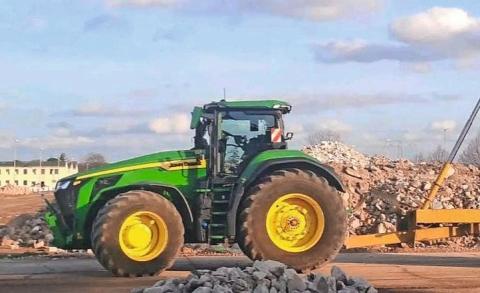 Ви зараз переглядаєте John Deere готує новий потужний трактор 8R: з’явився прототип