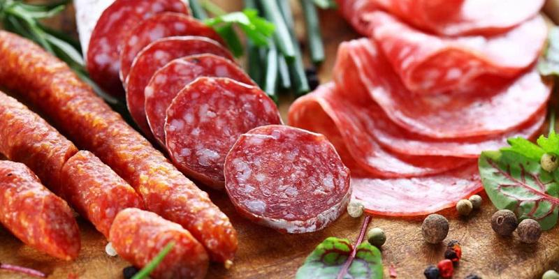 Ви зараз переглядаєте Експерти розповіли, як відрізнити натуральну ковбасу від підробки