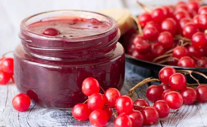 Ви зараз переглядаєте На Вінниччині гімназисти варять калинове варення для українських захисників