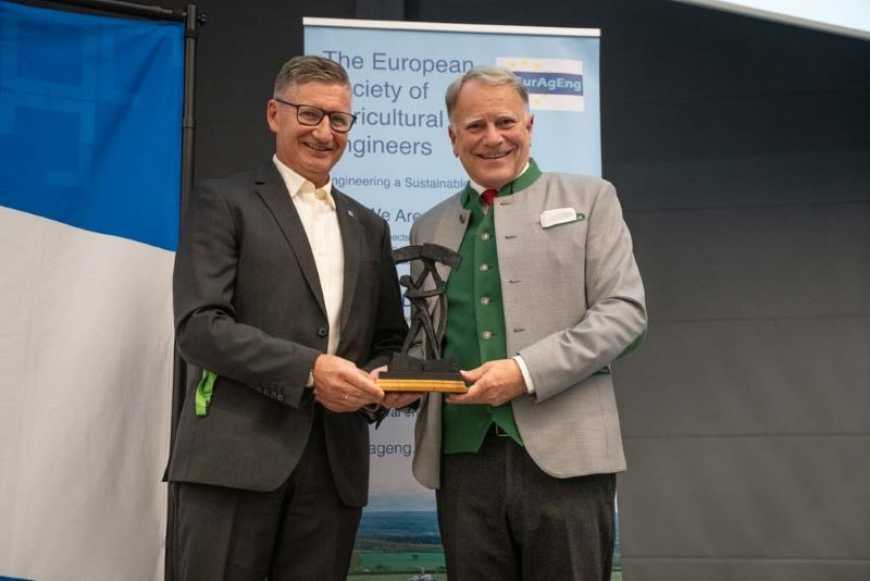 Ви зараз переглядаєте Клаус Пьоттінгер отримав нагороду «Award of Merit» за видатні досягнення в галузі сільгосптехніки