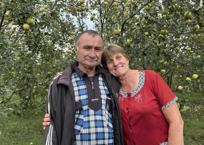 Ви зараз переглядаєте На Дніпропетровщині подружжя продовжує вирощувати яблука за 20 км від лінії фронту
