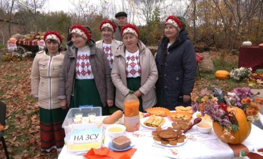 Ви зараз переглядаєте Під час Гарбуз-фесту на Хмельниччині збирали кошти на ЗСУ