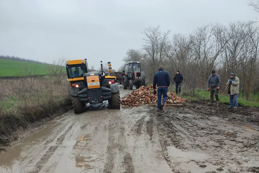Ви зараз переглядаєте На Одещині селяни та фермери взялися самотужки рятувати сільські дороги