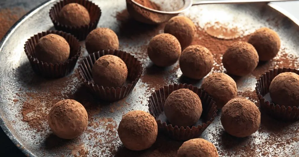 Ви зараз переглядаєте Цукерки зі смаком шоколаду: що насправді кладуть у святкові набори