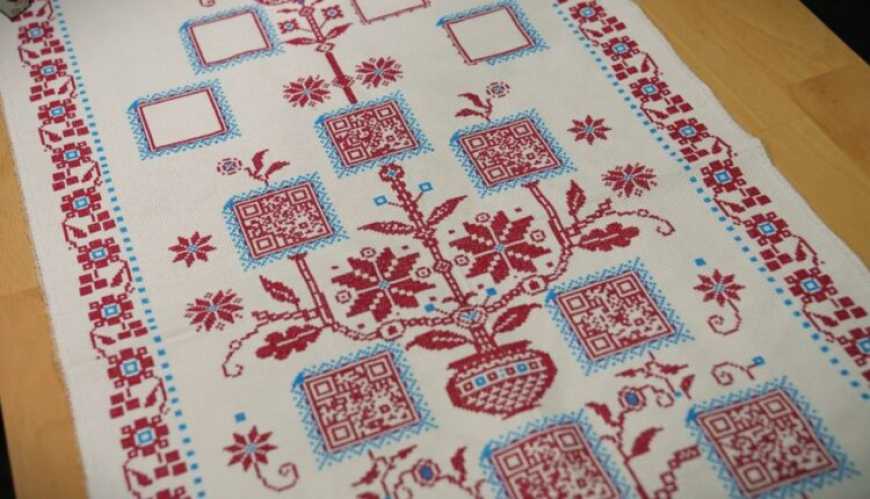 Ви зараз переглядаєте В Києві презентували унікальний гастрономічний рушник із закодованими рецептами страв з «Енеїди»