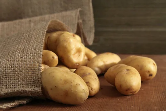 Ви зараз переглядаєте Стало відомо, де і як у квартирі зберігати картоплю взимку