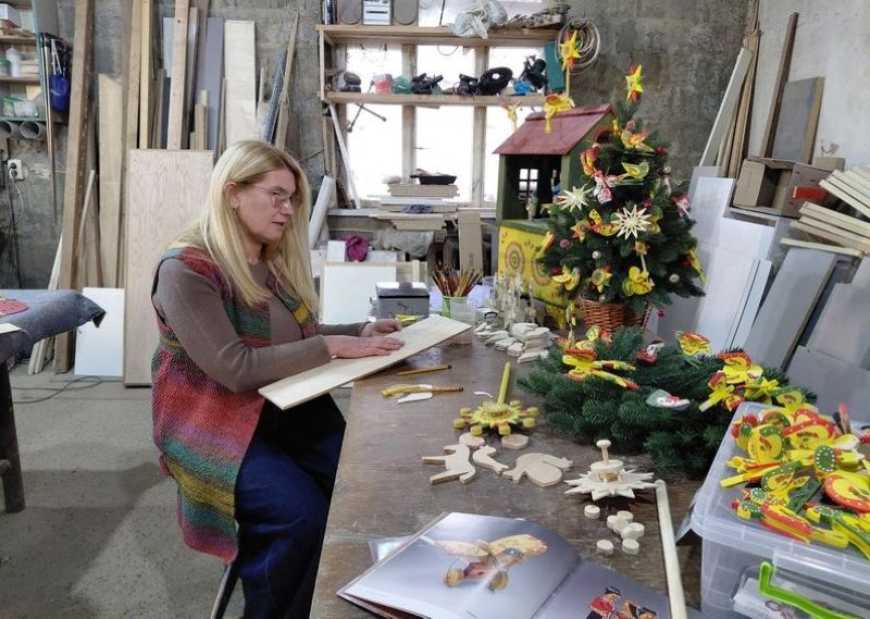 Ви зараз переглядаєте На Львівщині майстриня відроджує традицію виготовлення дерев’яних ялинкових іграшок