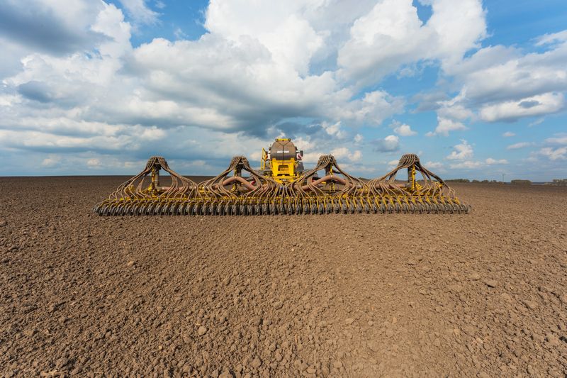 Ви зараз переглядаєте У господарствах трьох областей відзначили переваги високопродуктивної сівалки BEDNAR EFECTA CE 12000