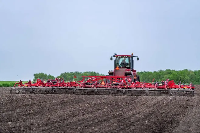 Рівне посівне ложе та стабільна глибина обробітку культиватором Wil-Rich XL2 виробництва Väderstad2