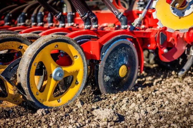 Ви зараз переглядаєте Контроль глибини, притискне зусилля і рівномірність висіву з сівалками Spirit 400-900С, що впливає на сходи зернових на старті сезону