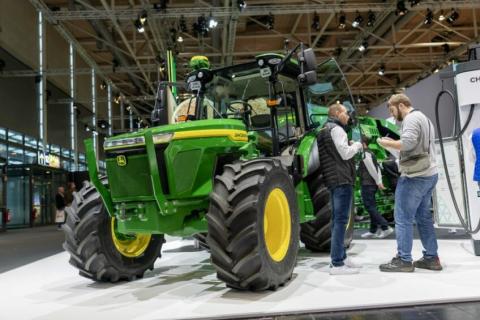 Ви зараз переглядаєте John Deere презентує електричний трактор E-Power з виходом на ринок у 2027 році