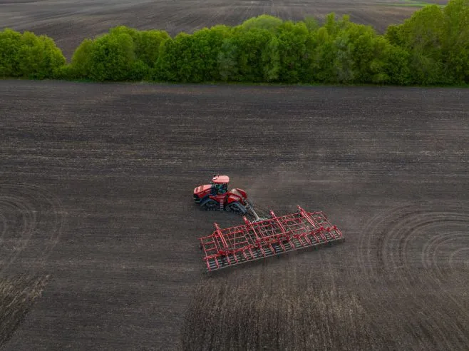 Рівне посівне ложе та стабільна глибина обробітку культиватором Wil-Rich XL2 виробництва Väderstad1