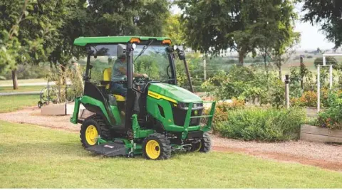 Ви зараз переглядаєте John Deere оновлює компактні універсальні трактори серії 1 для 2027 року