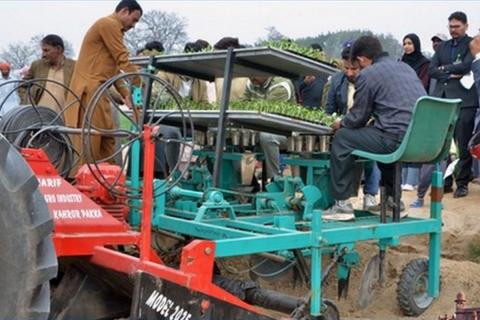 Ви зараз переглядаєте Пакистанський університет представив багатофункціональний трансплантер для овочів