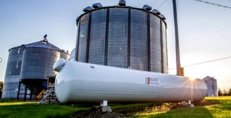 Ємність з пропаном на зерносховищі