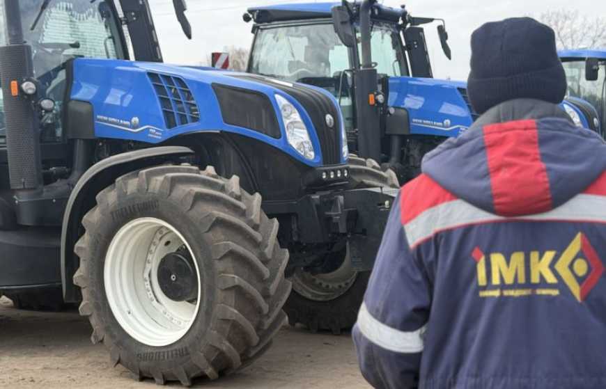 Ви зараз переглядаєте Агрохолдинг ІМК інвестує в інновації: парк техніки поповнили 10 високопотужних тракторів New Holland T8.440 Genesis