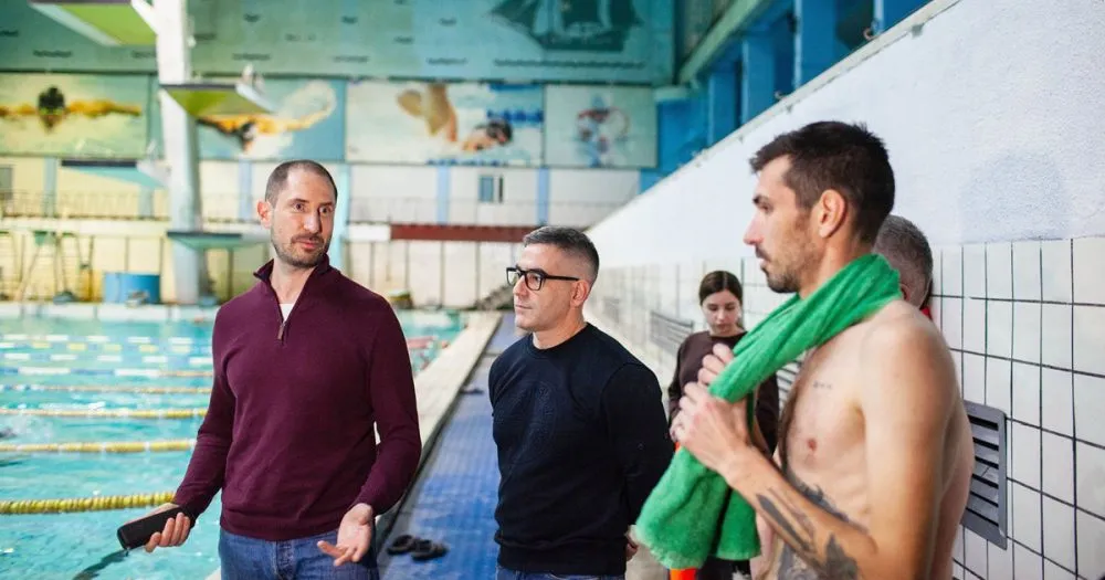 Ви зараз переглядаєте «Метінвест» планує розширити програму реабілітації ветеранів за допомогою плавання