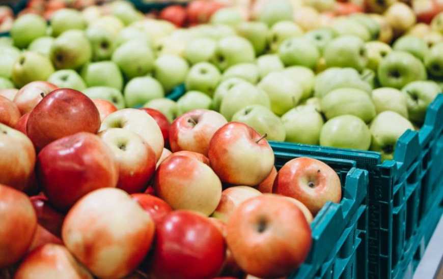 Ви зараз переглядаєте Ціни на яблука в українських супермаркетах зросли до 70 грн/кг