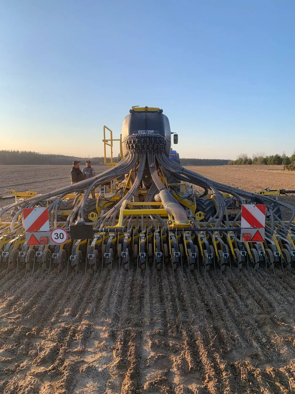 На Львівщині стартувала посівна: IN FORCE GROUP успішно запустила BEDNAR OMEGA OO 6000 FL1