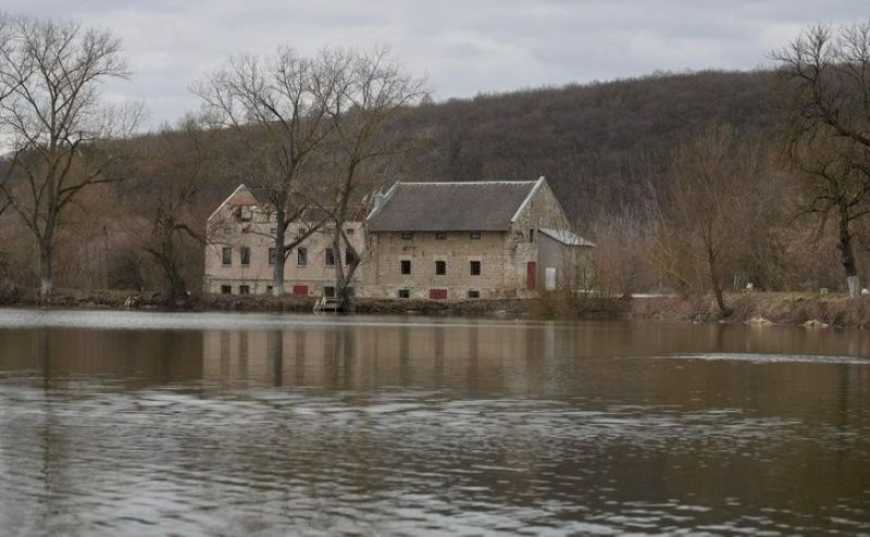 Ви зараз переглядаєте На Тернопільщині подружжя з Дніпра відновлює старий водяний млин
