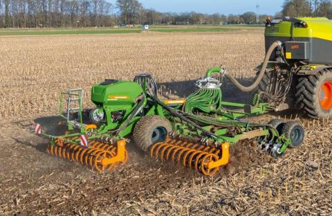 Ви зараз переглядаєте Amazone Catros: нові можливості з розподільником рідкого добрива