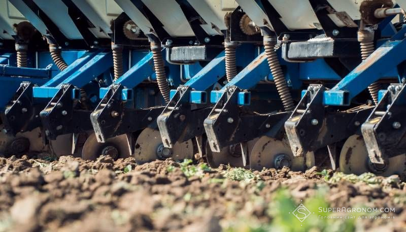 Ви зараз переглядаєте Ціни на пальне і добрива підвищуються, а на збіжжя ні — аграрії з Одещини скаржаться на складнощі посівної-2026